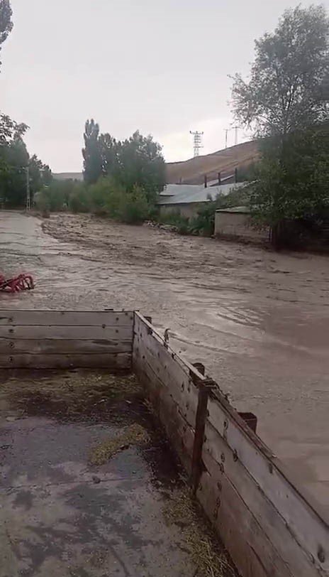 Sarıkamış'ı sel vurdu