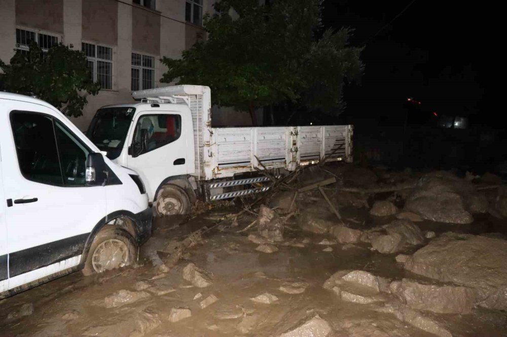 Erzurum’da bir mahalleyi daha sel vurdu