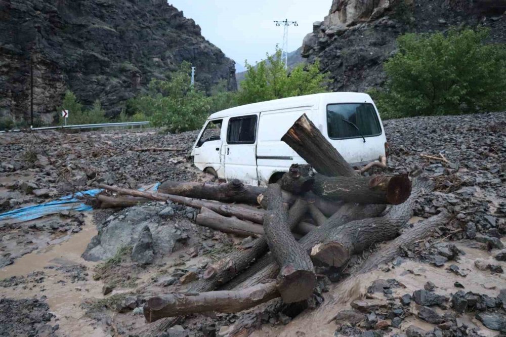 Erzurum’da bir mahalleyi daha sel vurdu