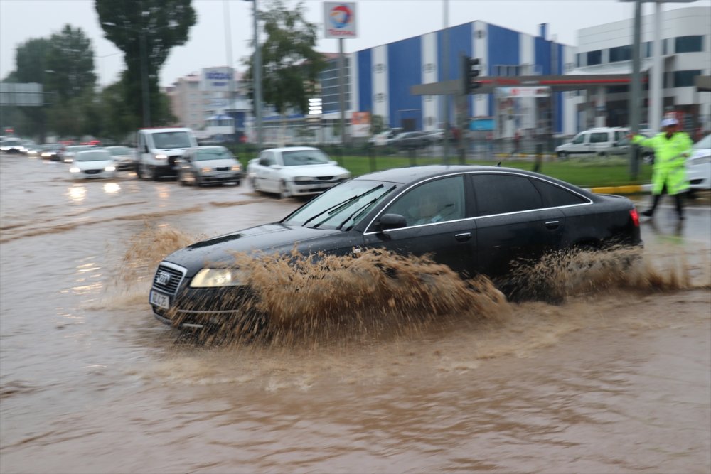 Erzurum'da evleri su bastı, araçlar yolda kaldı