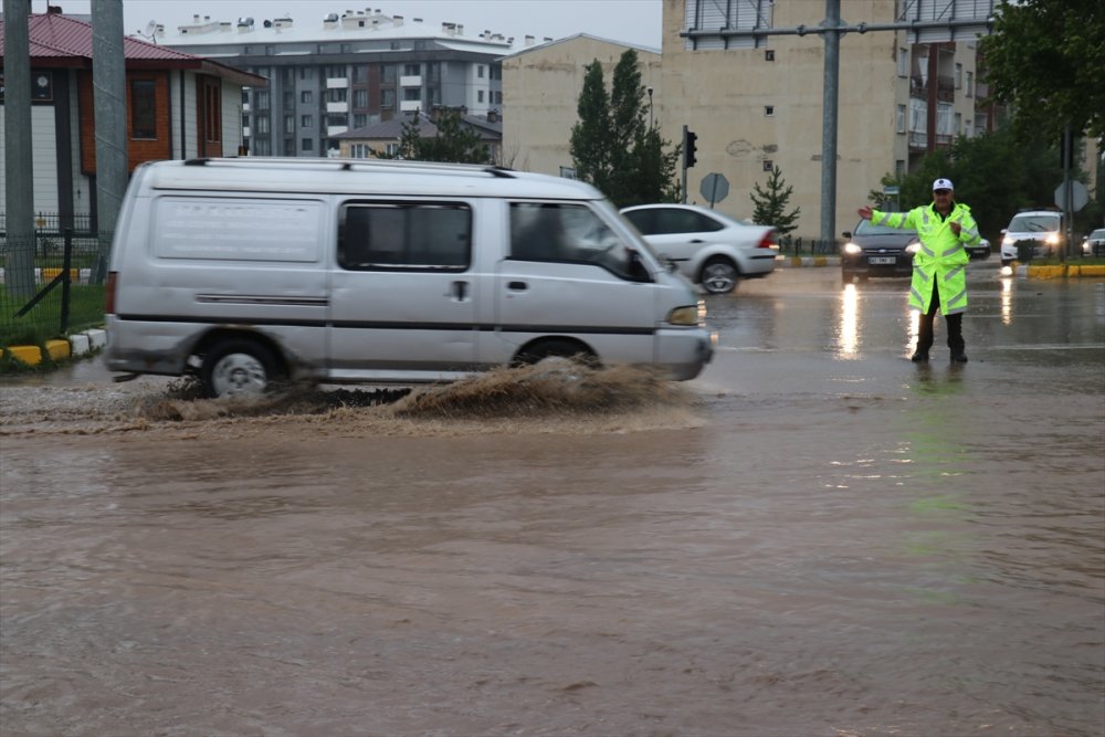 Erzurum'da evleri su bastı, araçlar yolda kaldı