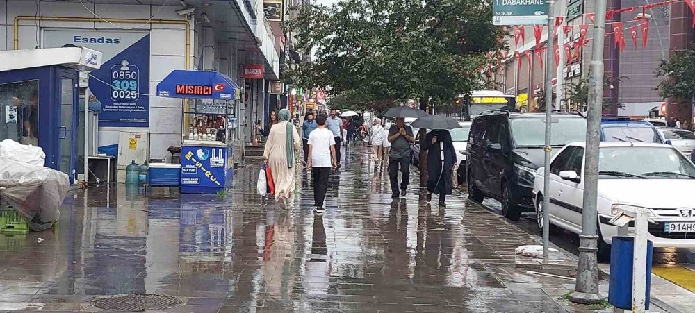 Erzurum’u sel aldı