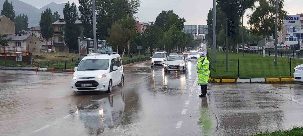 Erzurum’u sel aldı