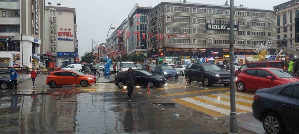 Erzurum’u sel aldı