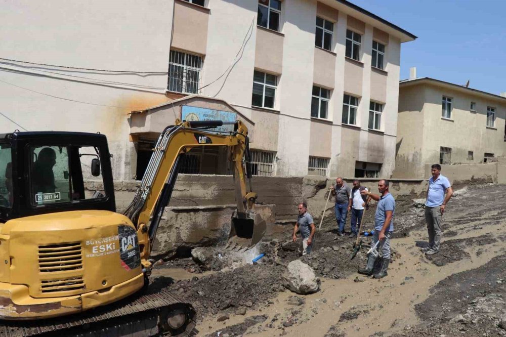 Erzurum'un o köyünü sel yıktı geçti