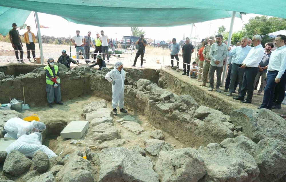 Muş Valisi Çakır, Malazgirt’teki kazı çalışmalarını inceledi