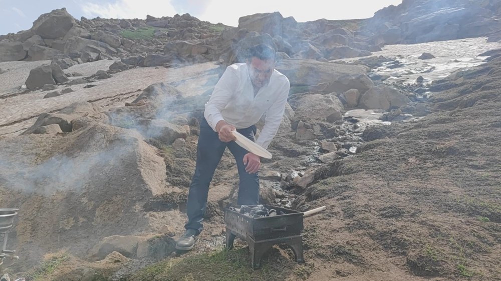 Sıcaktan bunalanlar Süphan Dağı'na koştu