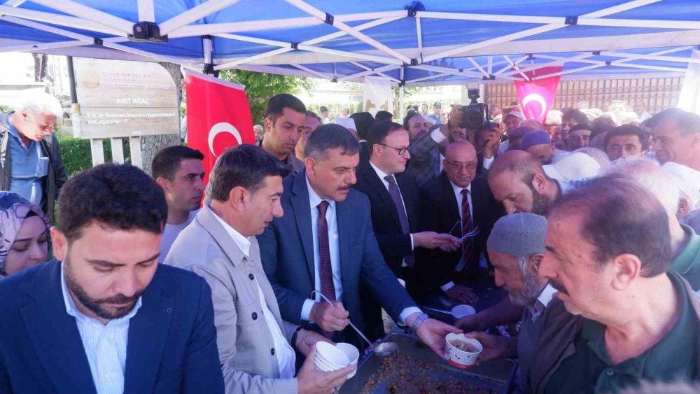 Erzurum'da aşure dağıtımında izdiham yaşandı