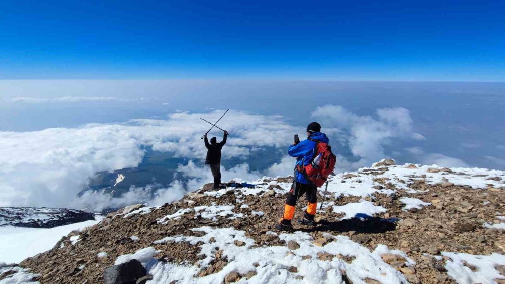 Vanlı dağcılar Ağrı Dağı’na tırmanarak mesaj verdi