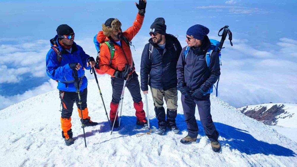 Vanlı dağcılar Ağrı Dağı’na tırmanarak mesaj verdi