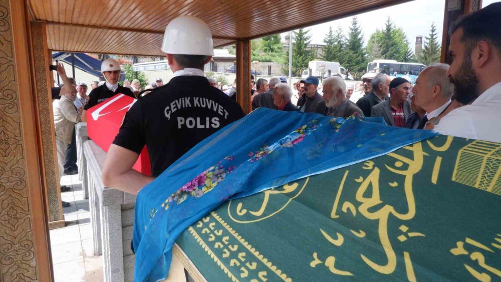 Ağrı'da görev yapan komiser ve annesi Erzurum'da toprağa verildi