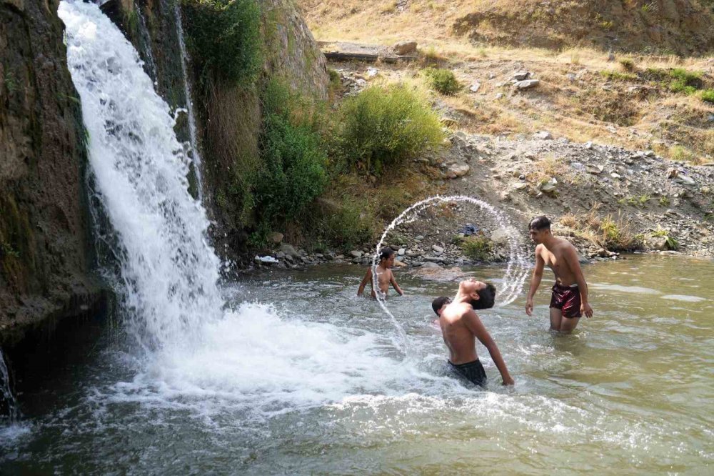 Muşlu çocuklar Çar çayında serinliyor