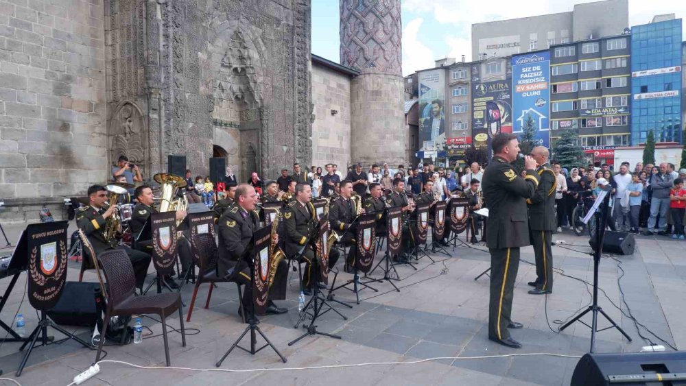 Askeri bando Erzurum’da coşturdu