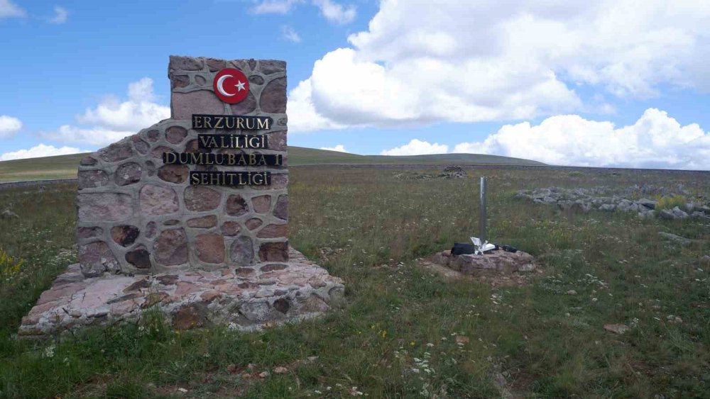 Erzurum'da dağın başında bir şehit yatağı