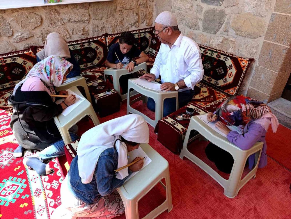 Van'da çocuklar hem Kur’an hem hat sanatını öğreniyor