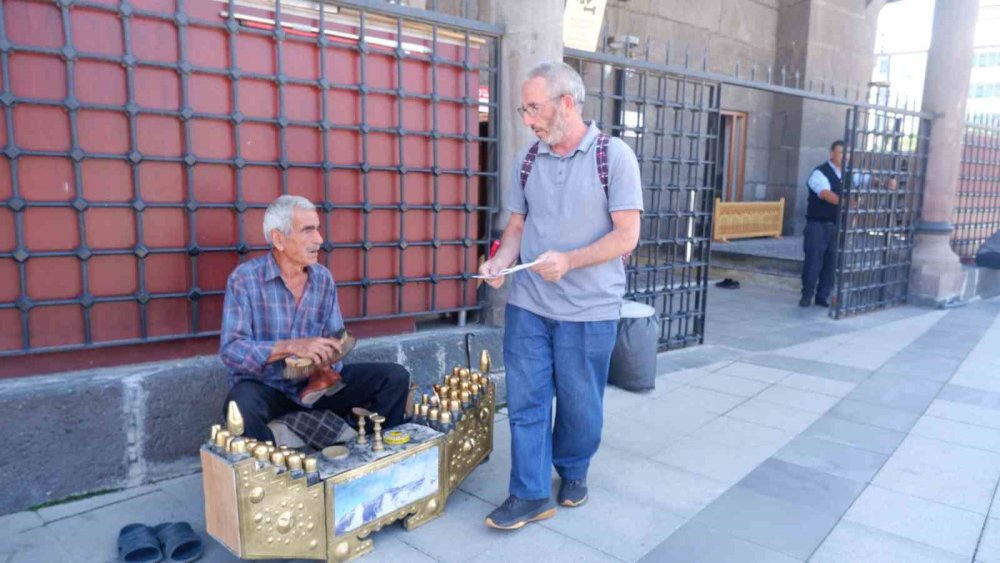 İzmit'ten Erzurum'a gelerek kaybolan yaşlı annesini arıyor