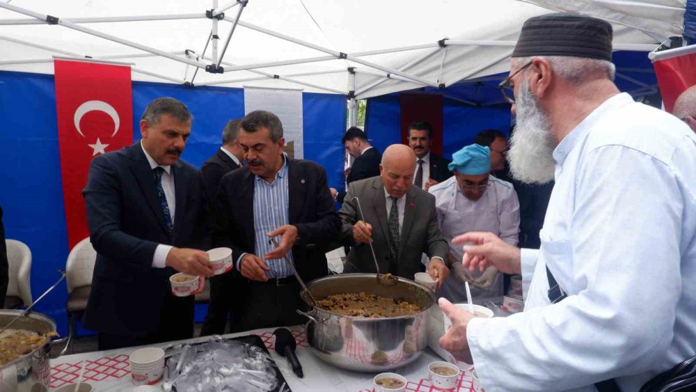 Bakan Tekin, Erzurum’da aşure dağıttı