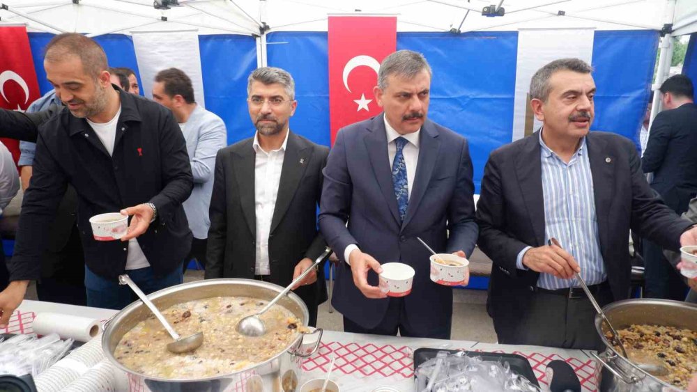 Bakan Tekin, Erzurum’da aşure dağıttı