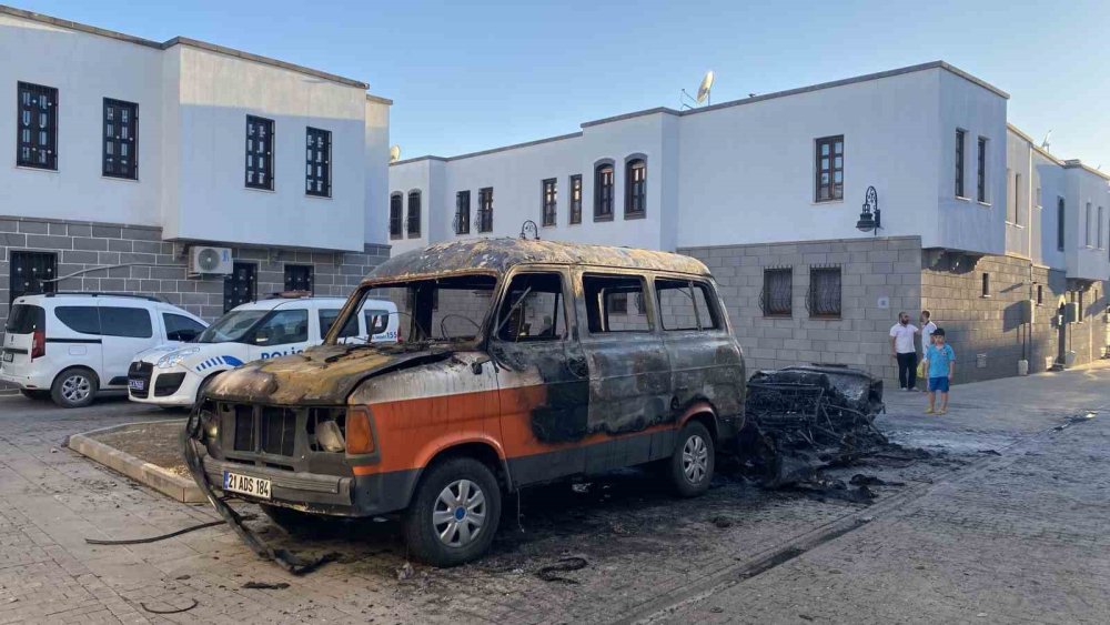 Diyarbakır’da park halindeki minibüs ve otomobil kül oldu