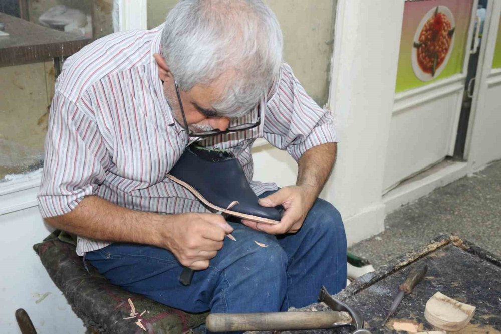 Diyarbakırlı ayakkabı ustası, yarım asırdır yöresel ayakkabı üretiyor