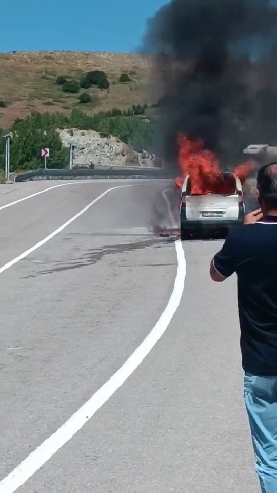 Erzurum'da seyir halindeki otomobil alev alev yandı