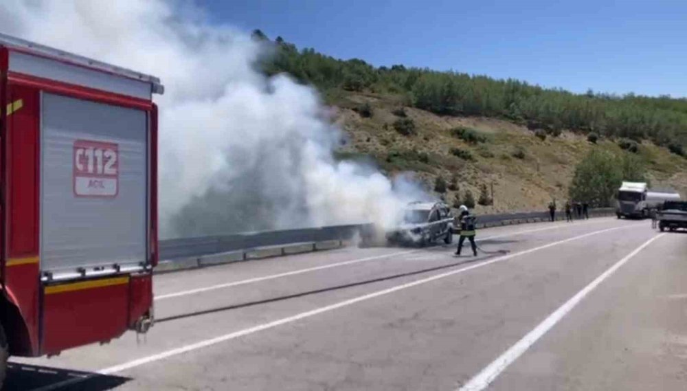 Erzurum'da seyir halindeki otomobil alev alev yandı