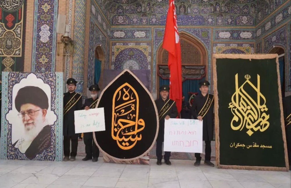 İran’da cami kubbesine “intikam bayrağı” çekildi