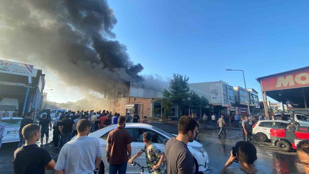 Diyarbakır'da sanayi sitesi yanıyor