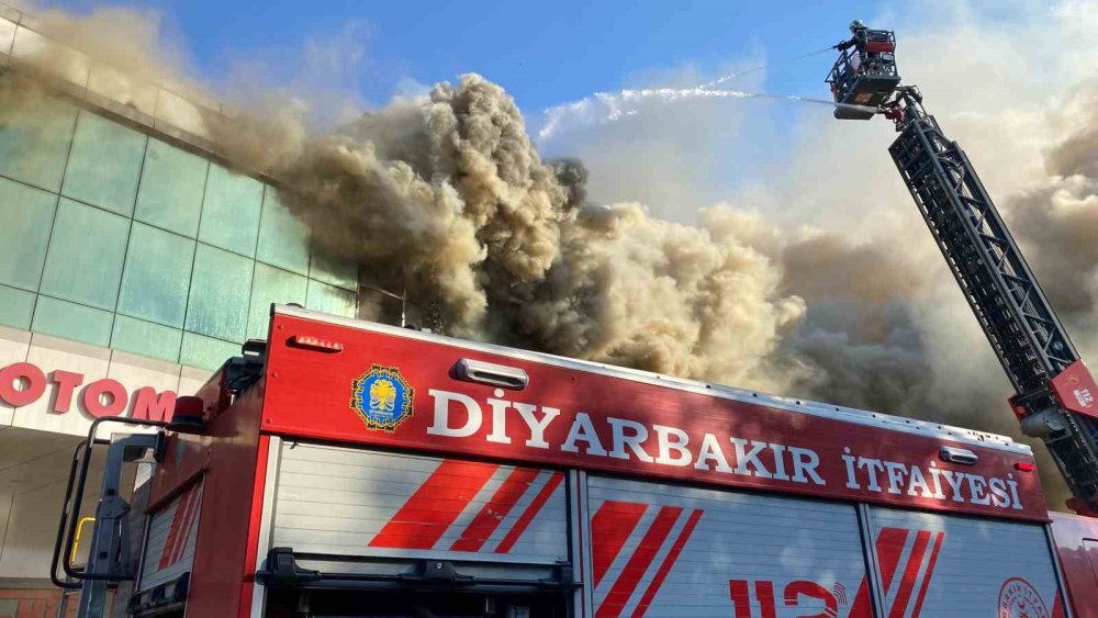 Diyarbakır'da sanayi sitesi yanıyor