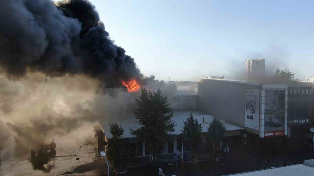 Diyarbakır'da sanayi sitesi yanıyor