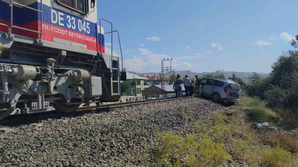 Van’da tren otomobile çarptı