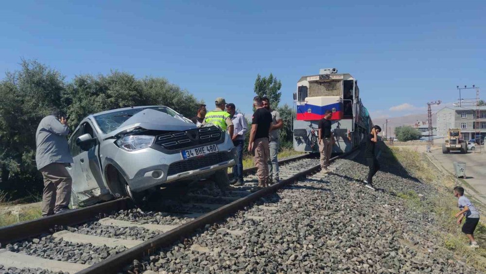 Van’da tren otomobile çarptı