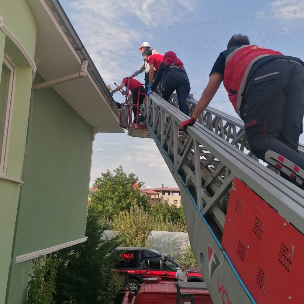 Çatıda boya yaparken elektrik akımına kapıldı