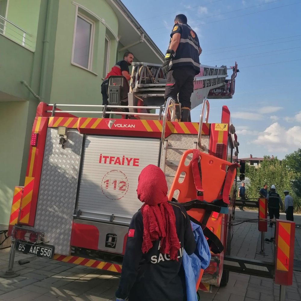 Çatıda boya yaparken elektrik akımına kapıldı