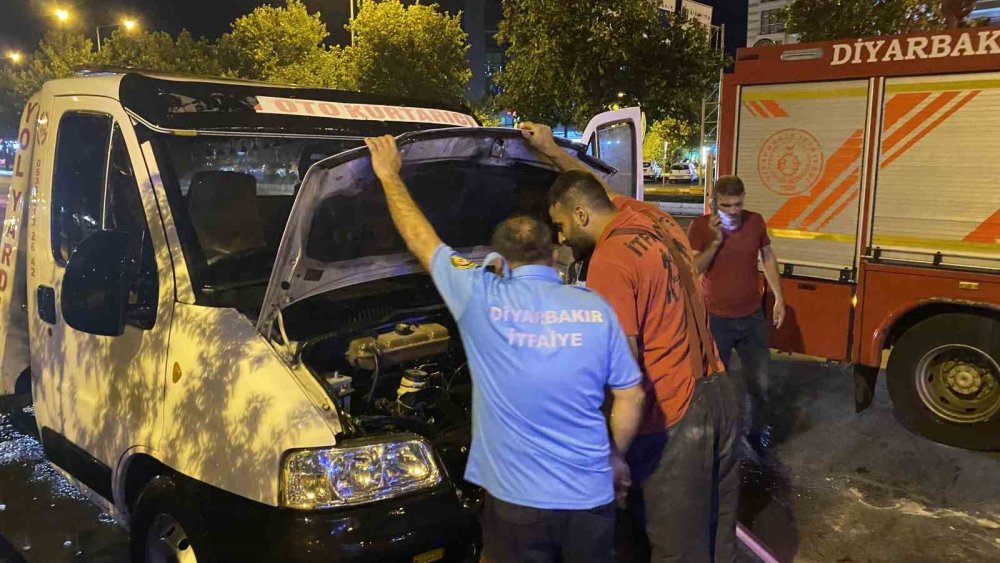 Diyarbakır’da park halindeki çekici yandı