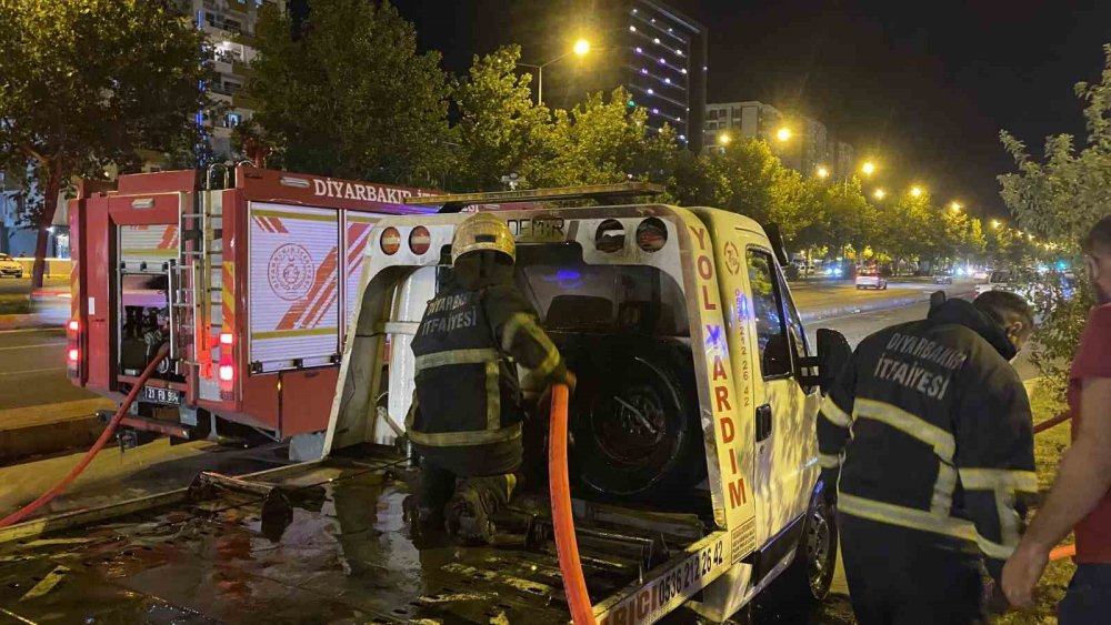 Diyarbakır’da park halindeki çekici yandı