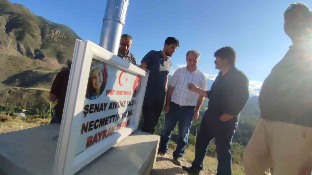 Erzurum'da şehit öğretmenler anısına bayrak dikildi