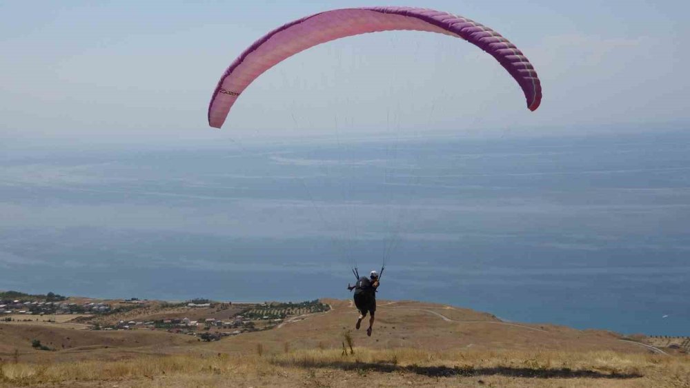 Van Gölü'nde nefes kesen yamaç paraşütü