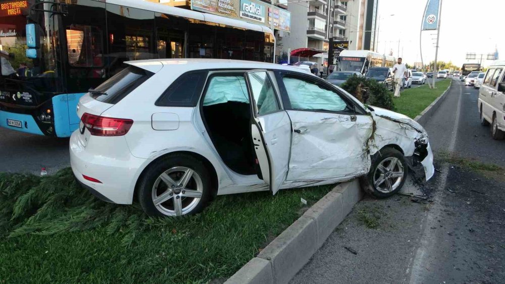 Kontrolden çıkan araç onlarca yolcunun bulunduğu otobüse çarptı