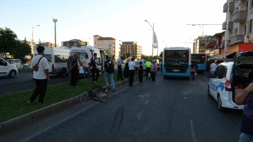 Kontrolden çıkan araç onlarca yolcunun bulunduğu otobüse çarptı