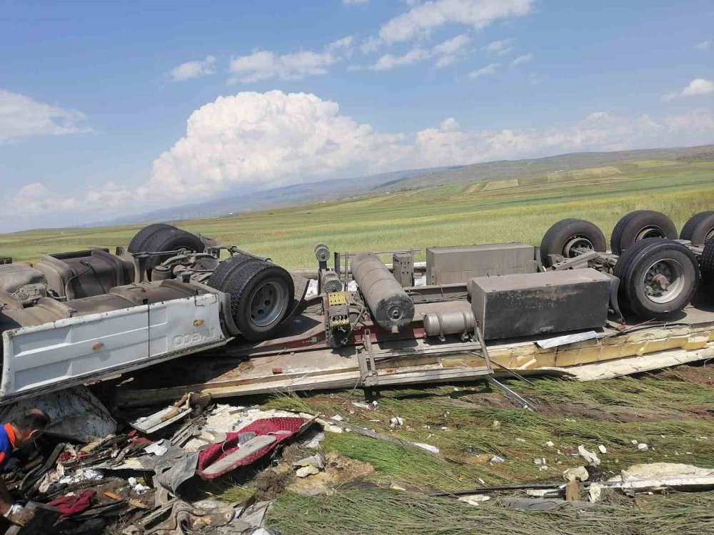 Kars’ta tır şarampole uçtu: Sürücü içinde sıkıştı