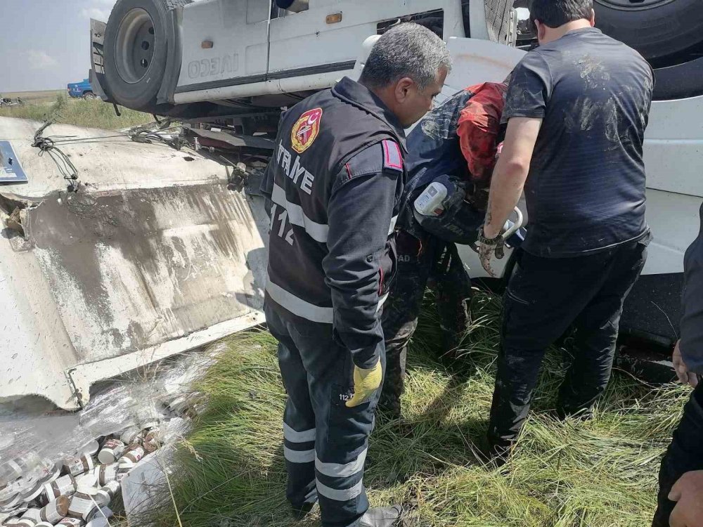 Kars’ta tır şarampole uçtu: Sürücü içinde sıkıştı