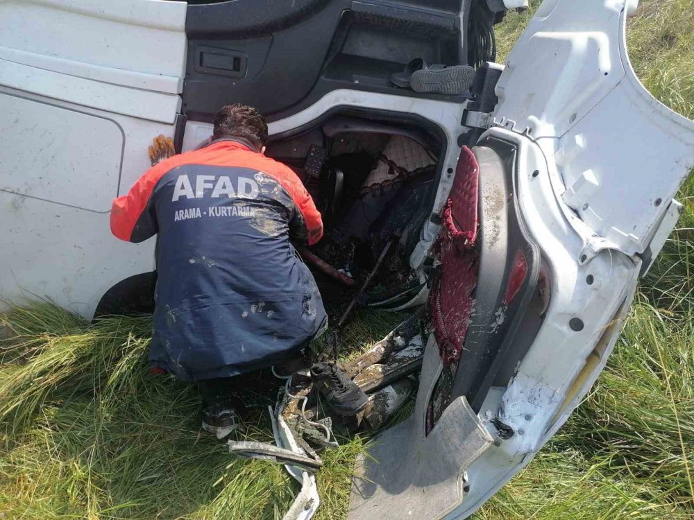 Kars’ta tır şarampole uçtu: Sürücü içinde sıkıştı