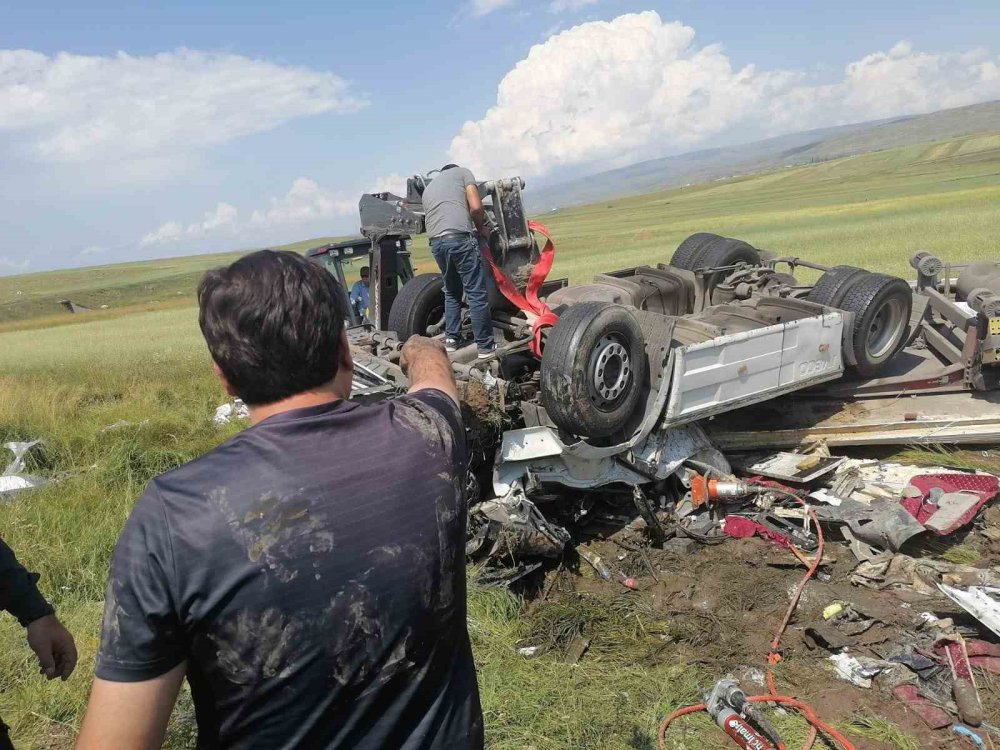 Kars’ta tır şarampole uçtu: Sürücü içinde sıkıştı