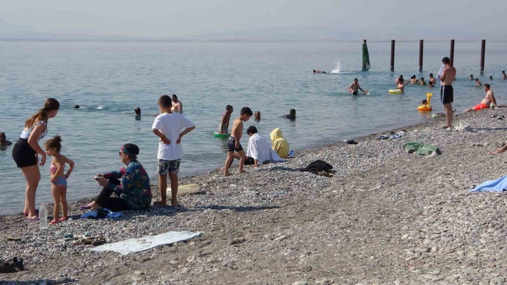 Van Gölü plajı rağbet görüyor