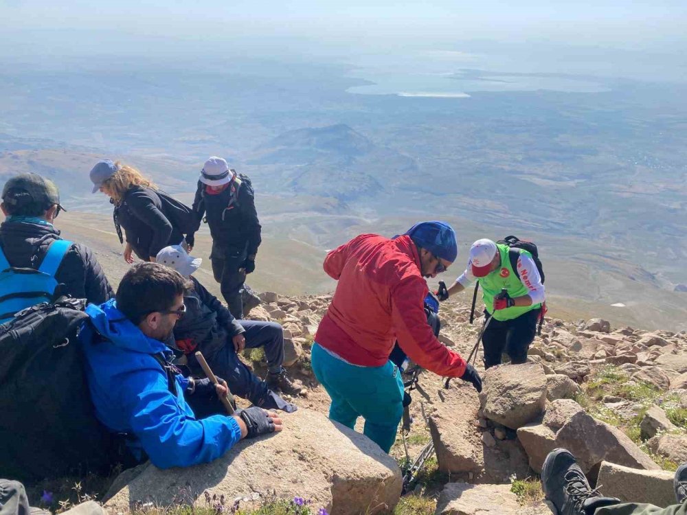 Vangölü Aktivistleri Süphan Dağı’na tırmandı