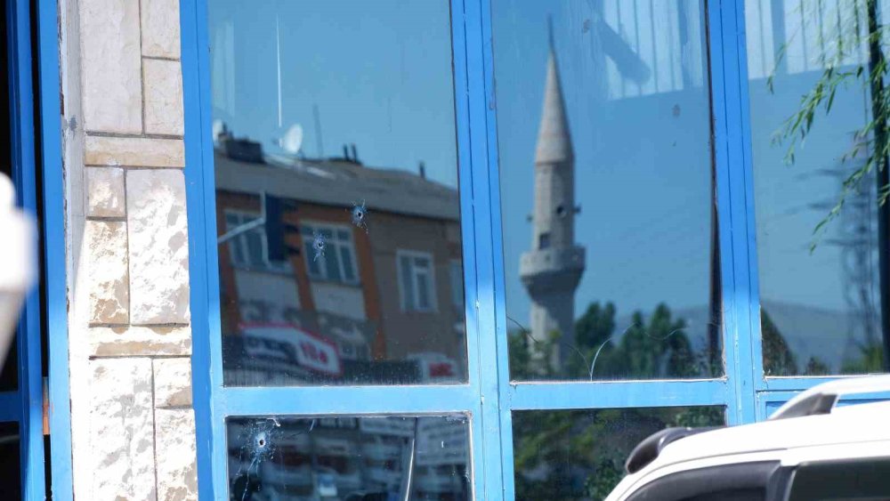 Erzurum’da bir iş yerine kurşun yağdı