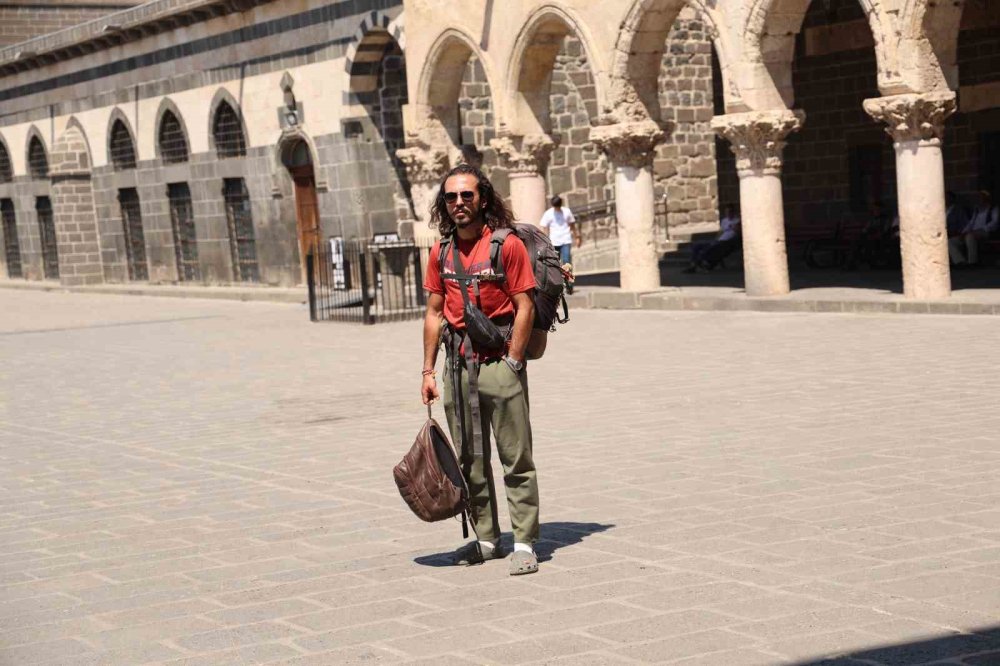 Evden kovulan gezginin, 71. durağı Diyarbakır oldu