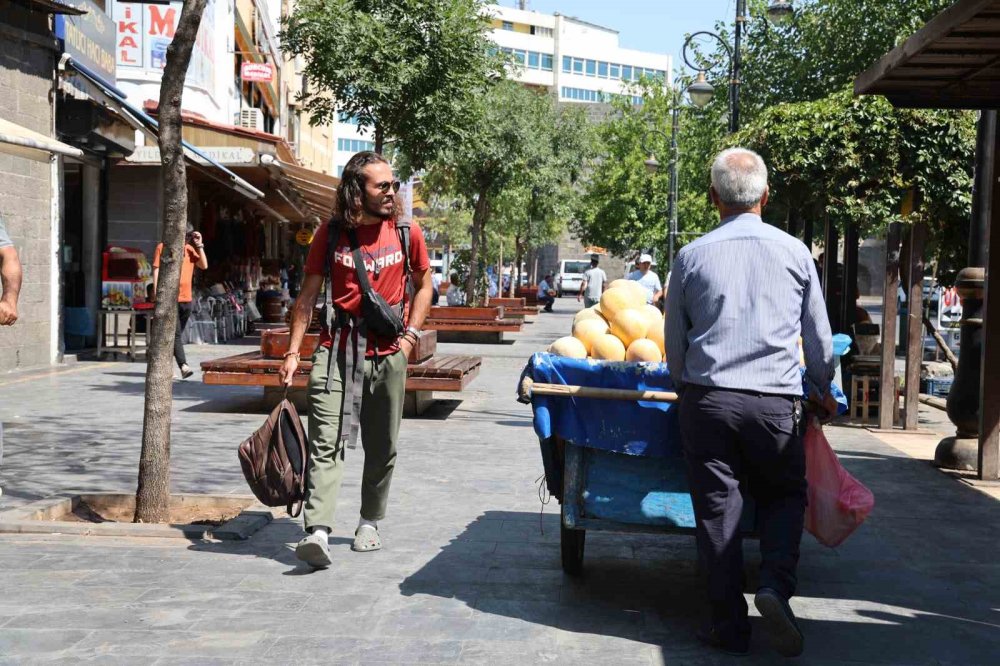 Evden kovulan gezginin, 71. durağı Diyarbakır oldu