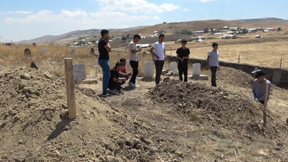 Muş'ta baraj gölünde boğulan 5 kişi yan yana defnedildi